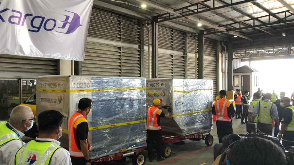 Vaksin Pfizer-BionTech yang baru sampai di KLIA dibawa masuk ke kawasan penyimpanan. - Gambar dari FB Wee Ka Siong