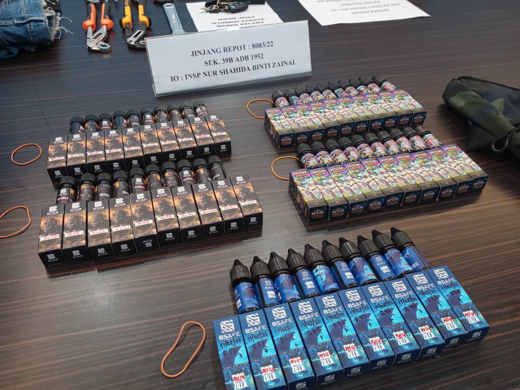 Antara botol cecair vape mengandungi dadah yang dirampas. - Gambar ihsan Polis