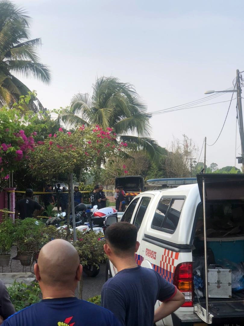 Mayat mangsa dibawa ke HSB untuk proses bedah siasat - gambar orang awam