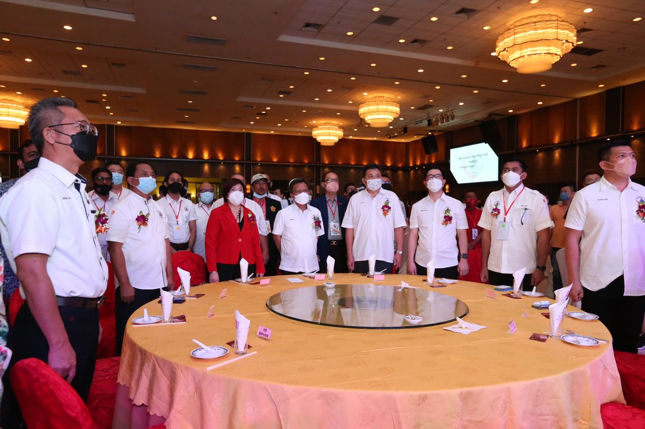 Mohd Shafie (lima dari kanan) ketika melancarkan Parti WARISAN Negeri Johor di sini, malam tadi.
