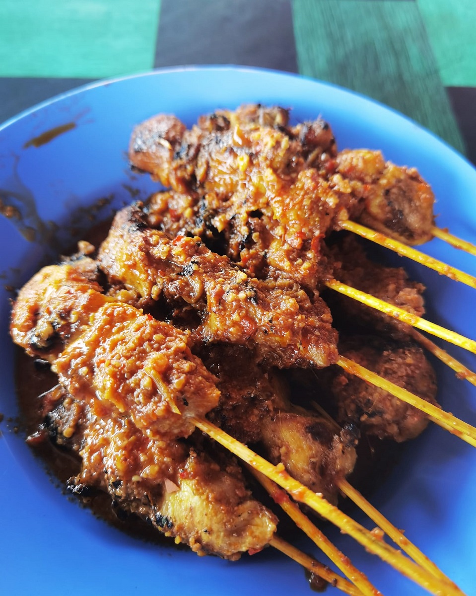 Anda boleh menikmati sate dan pelbagai jenis ketupat di sini - gambar Warong Ketupat Yan Kampung Permatang, Kuala Selangor