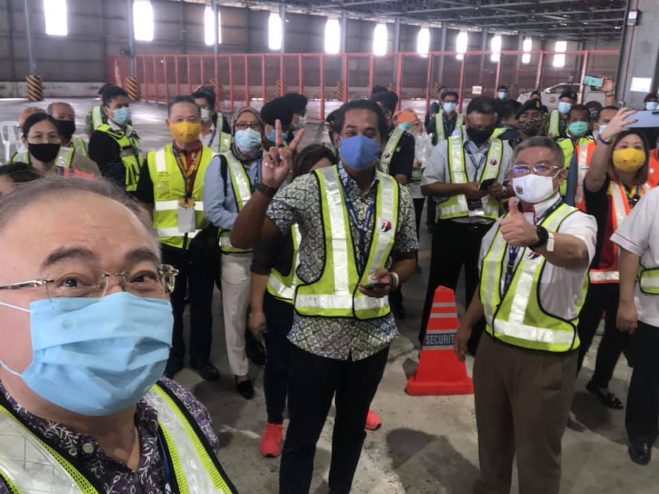 Menteri Pengangkutan Datuk Seri Dr Wee Ka Siong berswafoto dengan Menteri Penyelaras Program Imunisasi COVID-19 Kebangsaan Khairy Jamaluddin dan Menteri Kesihatan Dr Adham Baba di KLIA. - Gambar dari FB Wee Ka Siong
