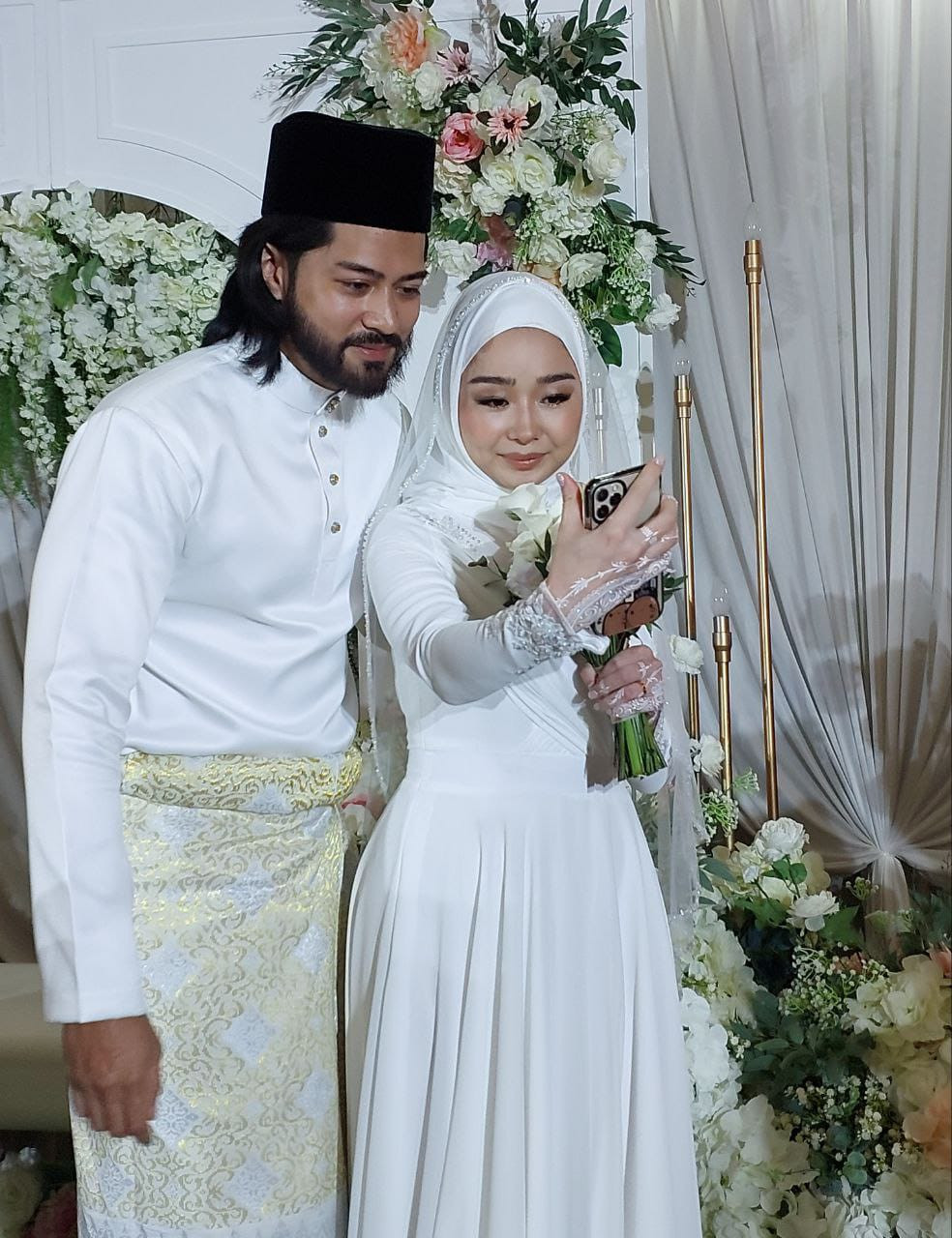 Mempelai membuat panggilan video bersama keluarga Aiya yang berada di Kazakhstan - gambar Helmi Anuar