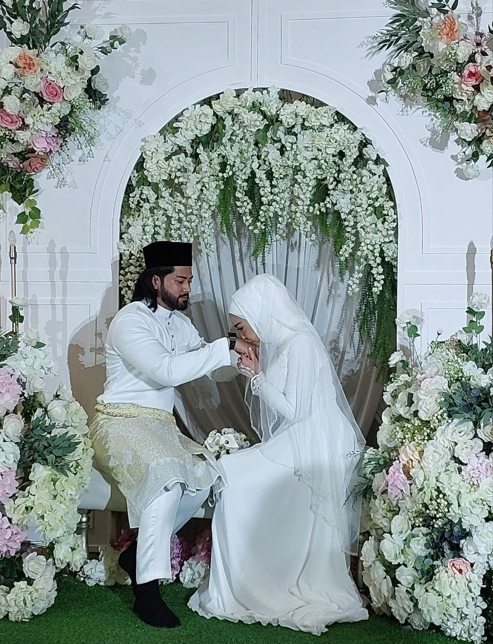 Fadlan dan Aiya bersalaman sebaik sah diijabkabul - gambar Helmi Anuar