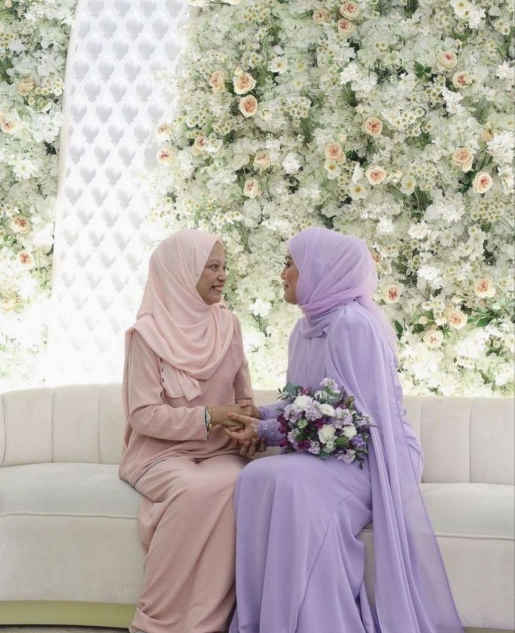 Shila dan bakal ibu mentuanya - gambar Instagram