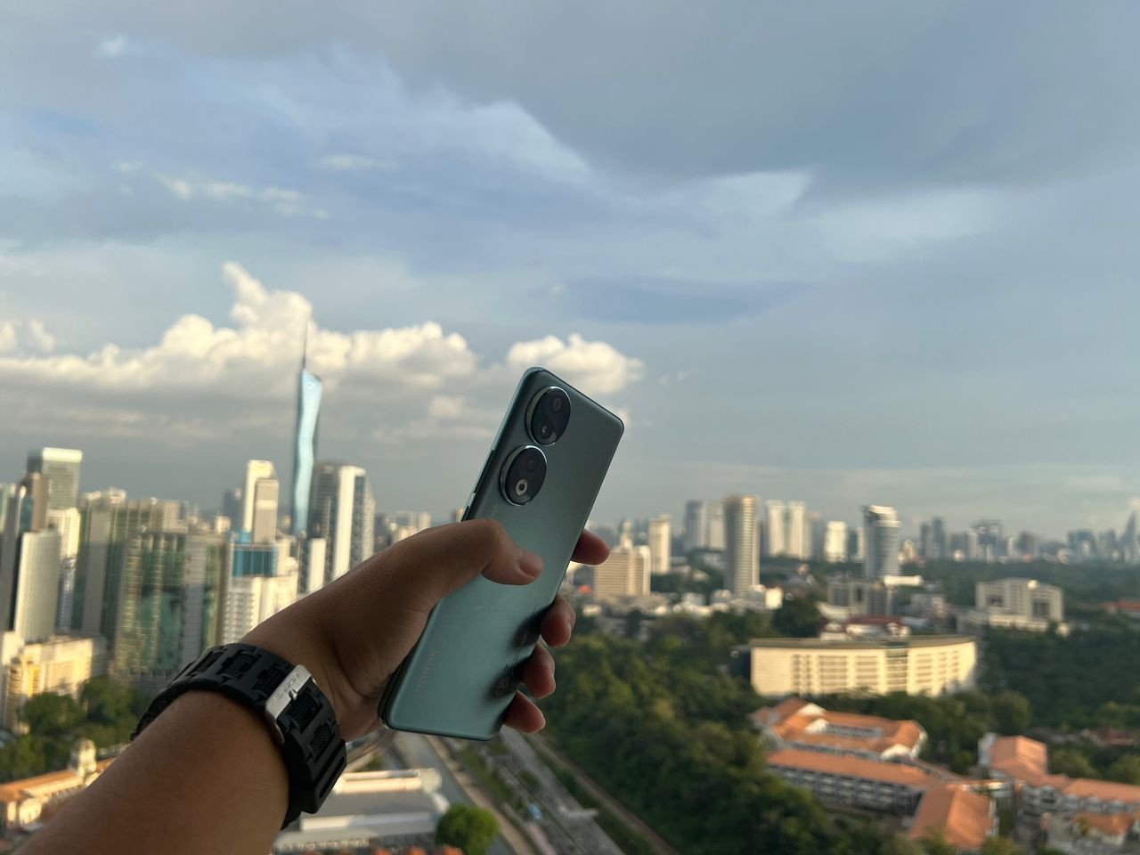 Spesifikasi yang ada pada Honor 90 menyamai kategori telefon pintar premium - gambar Izwan Ramlan