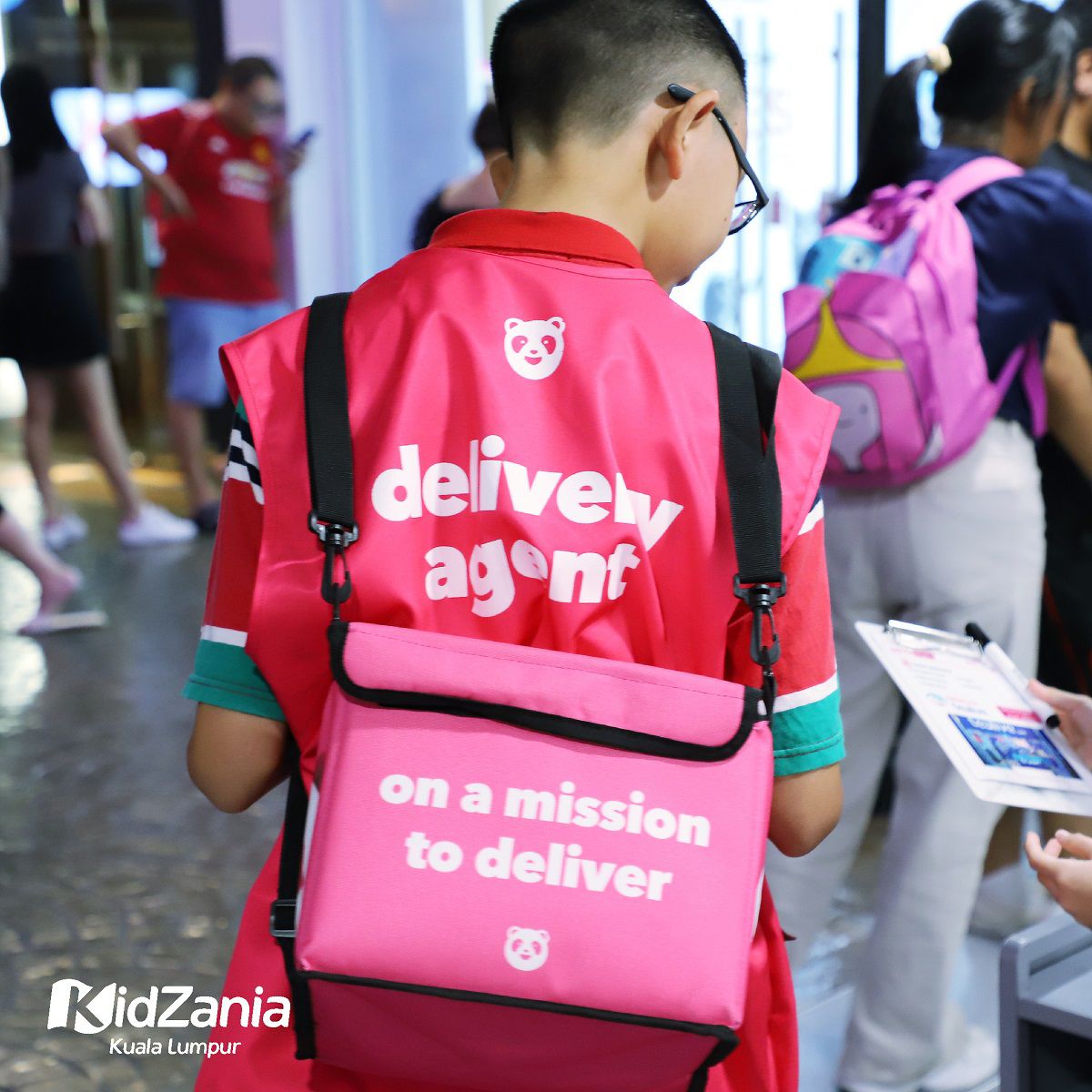Ada juga pilihan untuk mencuba kerjaya sebagai Penghantar Pandamart - gambar Kidzania Kuala Lumpur