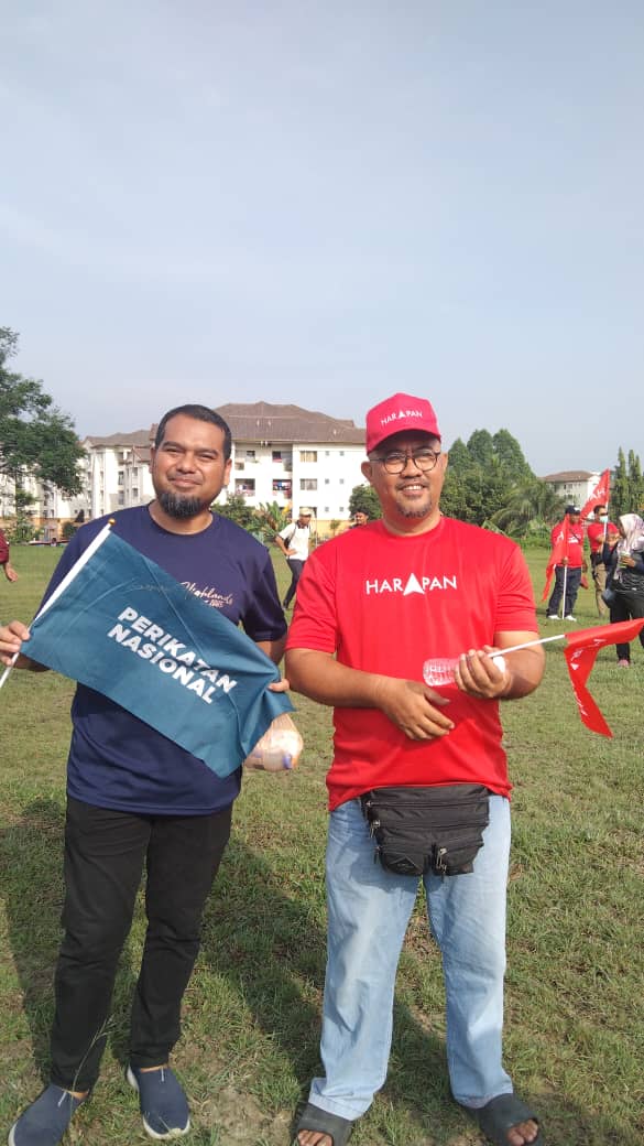 Perbezaan parti tidak menghalang hubungan baik dua sepupu, Rafidy Abdul Rani, 48 (kiri) dan Mohd Rafik Shaffik, 53 - gambar Qurnisha Hamka