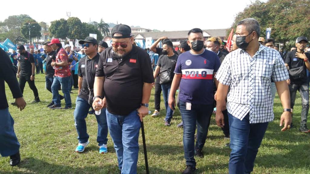 Afdlin Shauki (bertongkat) hadir memberikan sokongan di perkarangan SMK Sg Pusu - gambar Qurnisha Hamka
