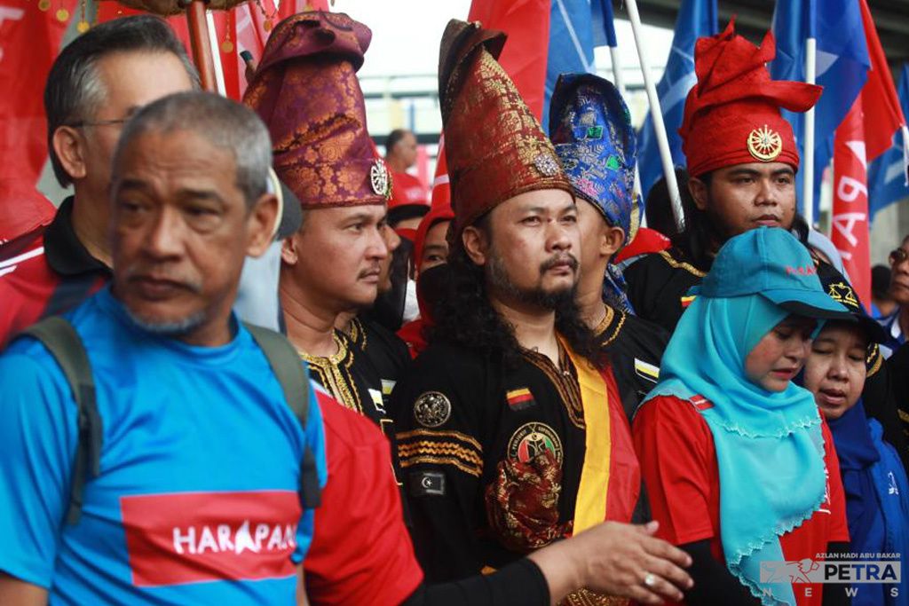 Penyokong ini mengenakan pakaian etnik dan menarik perhatian ramai - gambar Azlan Hadi Abu Bakar