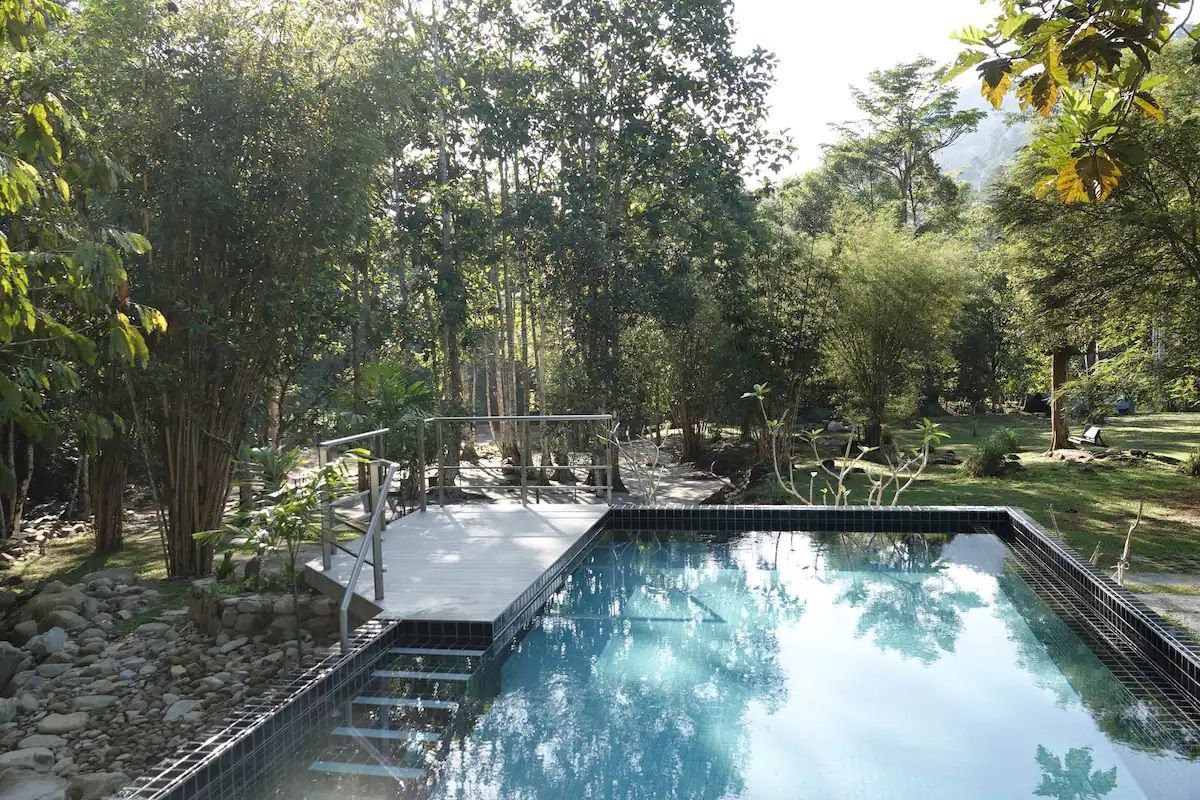 Jangan lepaskan peluang berendam di kolam renang jika menginap di sini - gambar AirBnb