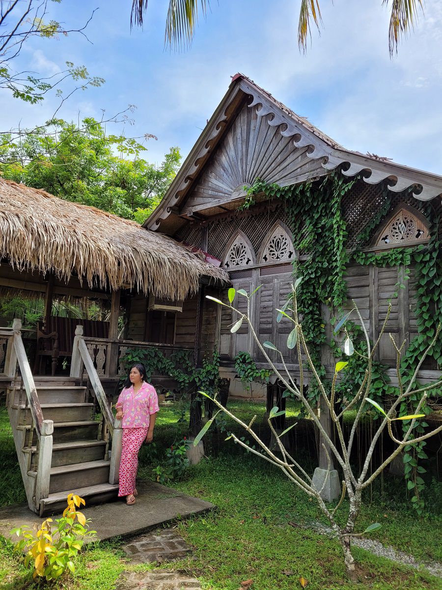 Jangan lupa membawa sepersalinan pakaian tradisonal untuk bergambar di sekitar resort - gambar Rahayu MN