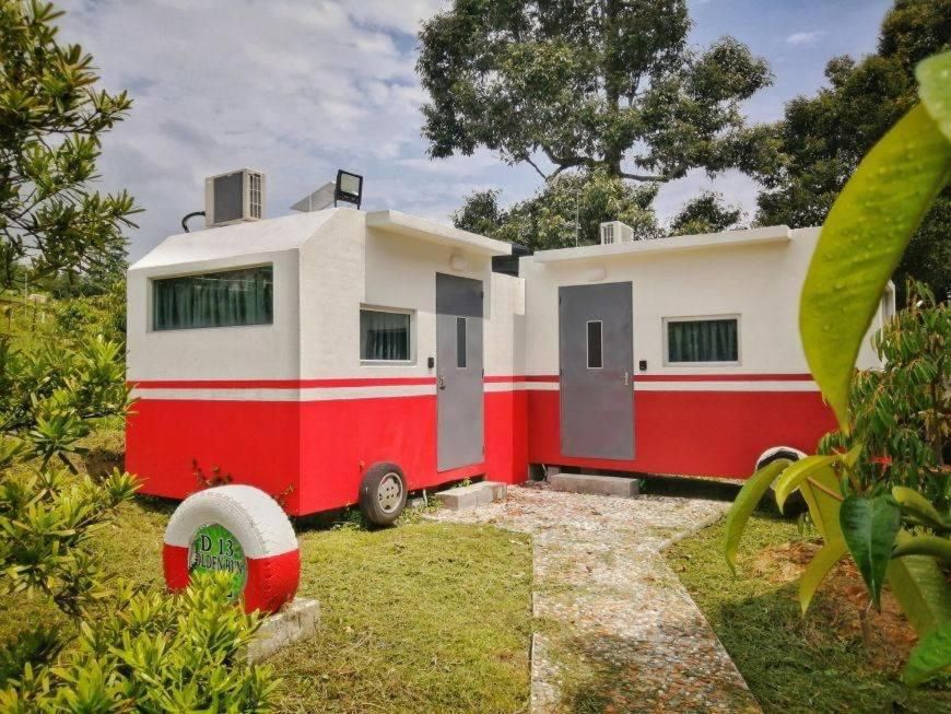 Terdapat 20 unit penginapan berkonsepkan karavan ditawarkan - gambar Facebook Durian_EcoLodge