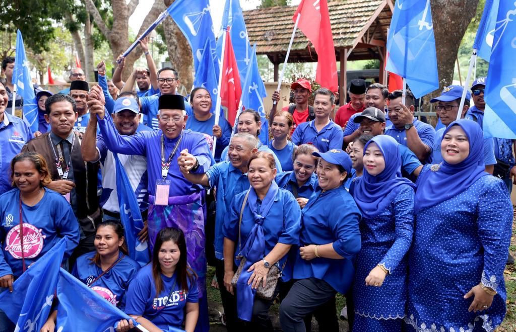 Mahdzir Khalid (tengah) manu menawan semula DUN Pedu yang pernah dikuasainya selama dua penggal 