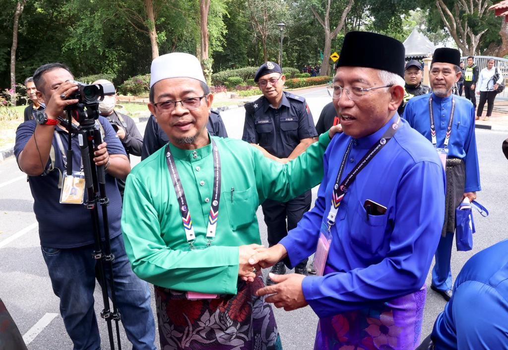 Mahdzir Khalid (kanan) bersalaman dengan pencabarnya, Mohd Radzi Md Amin pada Hari Pencalonan semalam
