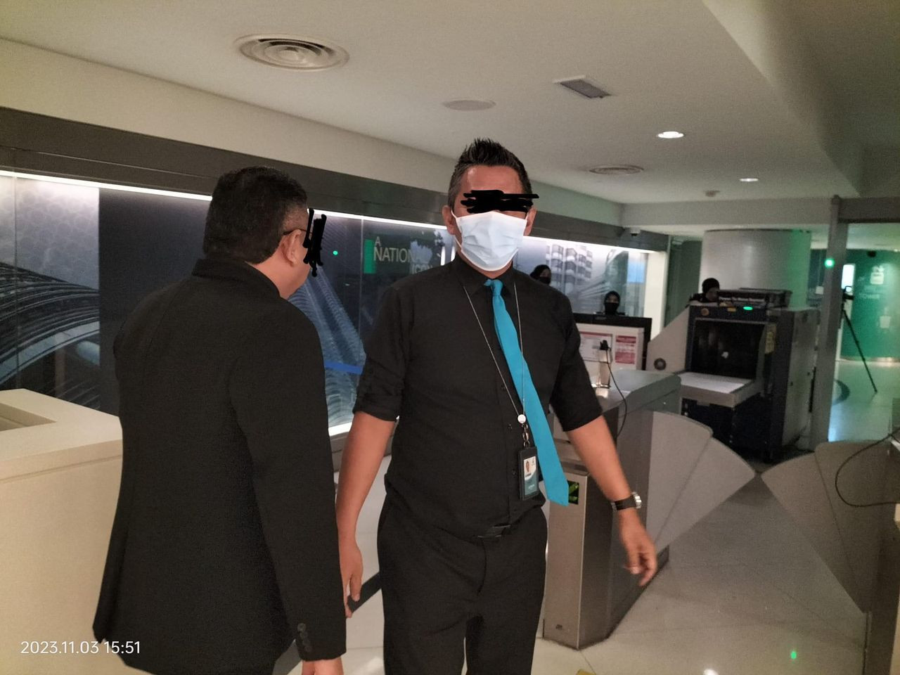 Dua pegawai PETRONAS yang didakwa mengamalkan sikap pilih bulu.