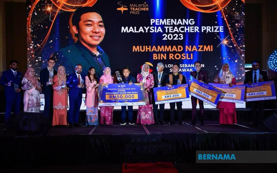 Muhammad Nazmi (tujuh, kanan) bersama barisan pemenang lain.