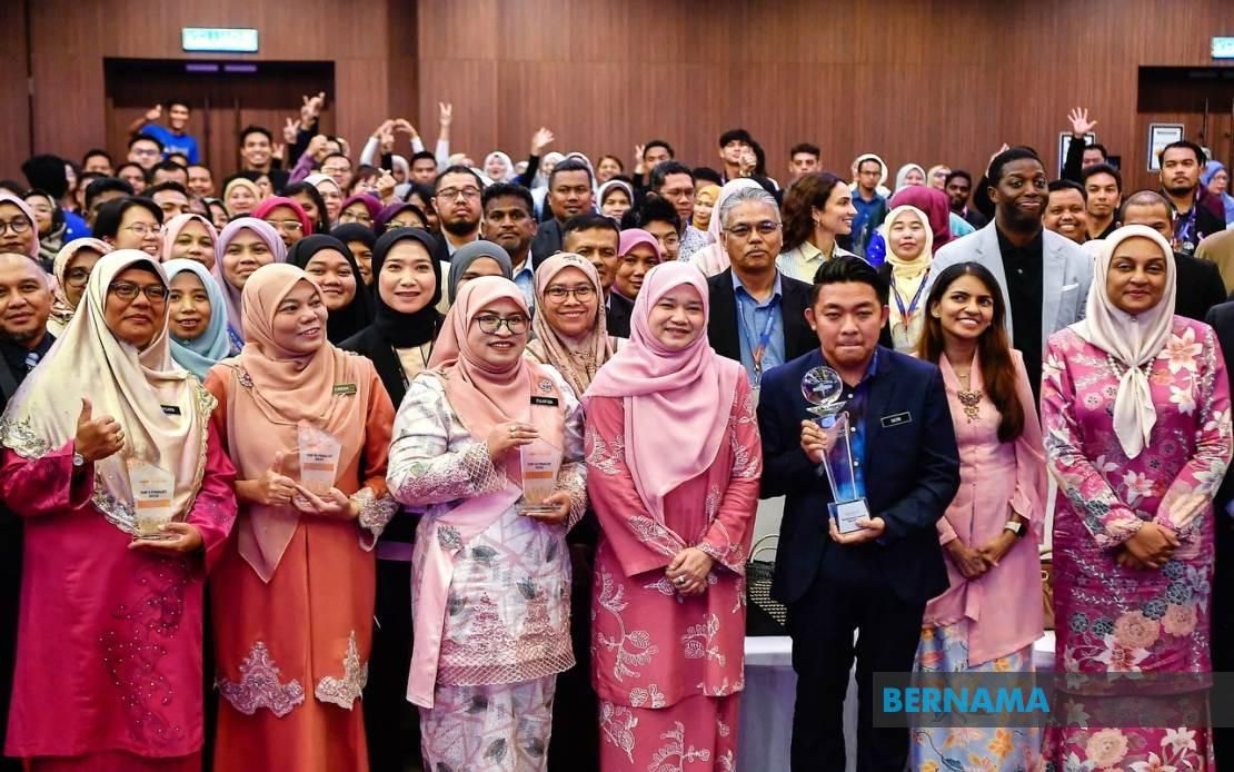 Muhammad Nazmi (dua kanan) bergambar bersama Fadhlina Sidek dan penerima lain.
