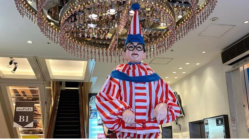 Badut animatronik bermain dram mekanikal dikenali sebagai Kuidaore Taro.