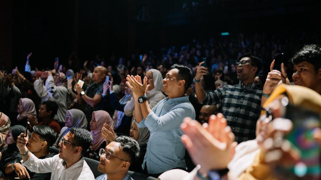 Peminat Imran Ajmain bangun bertepuk, tanda terhibur dengan persembahan penyanyi berkenaan.