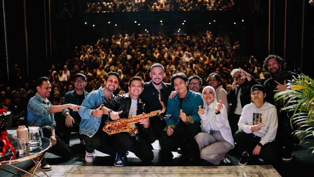 Imran Ajmain bersama barisan pemuzik yang mengiringi persembahannya. 
