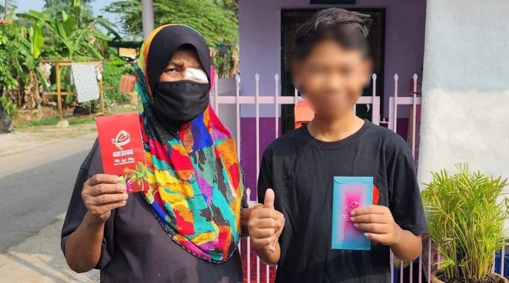 Che Intan Mat Zain, pesakit barah otak bersama anaknya. gambar BERNAMA