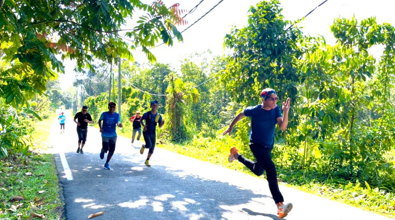 Aksi Azhan (depan) pada sesi latihan intensif akhir sebelum berlepas ke Island Peak pada Ahad ini.