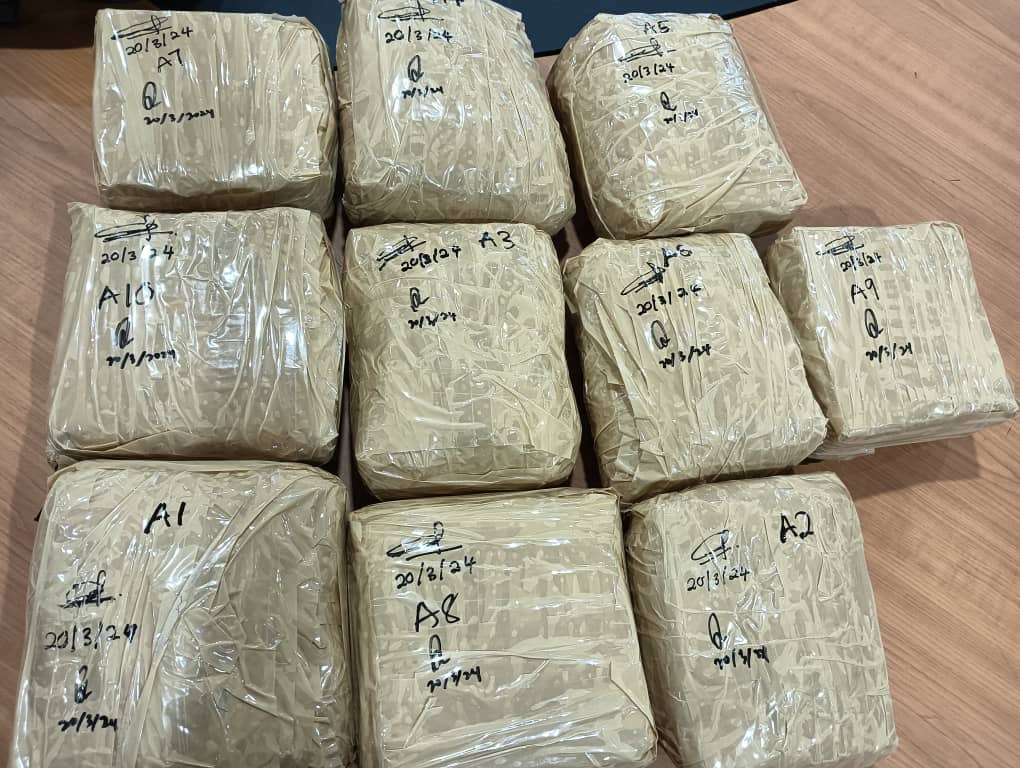Bungkusan berwarna coklat berisi dadah jenis syabu yang ditemukan dalam ruangan penyimpanan bot fiber dinaiki dua lelaki. gambar JKDM Kedah
