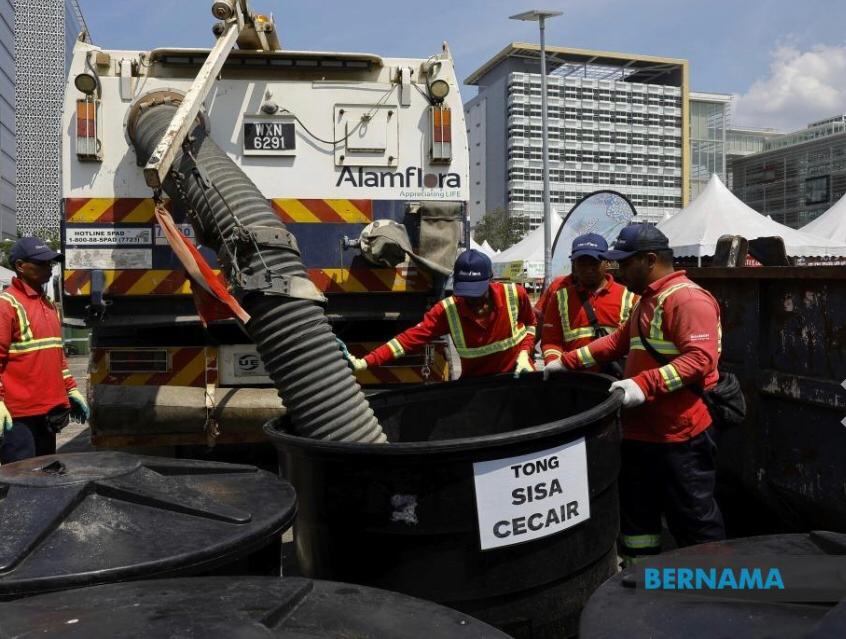 Perkhidmatan Alam Flora Sdn Bhd (Alam Flora) merangkumi kerja kutipan, pembersihan dan pengasingan sisa kitar semula. gambar BERNAMA
