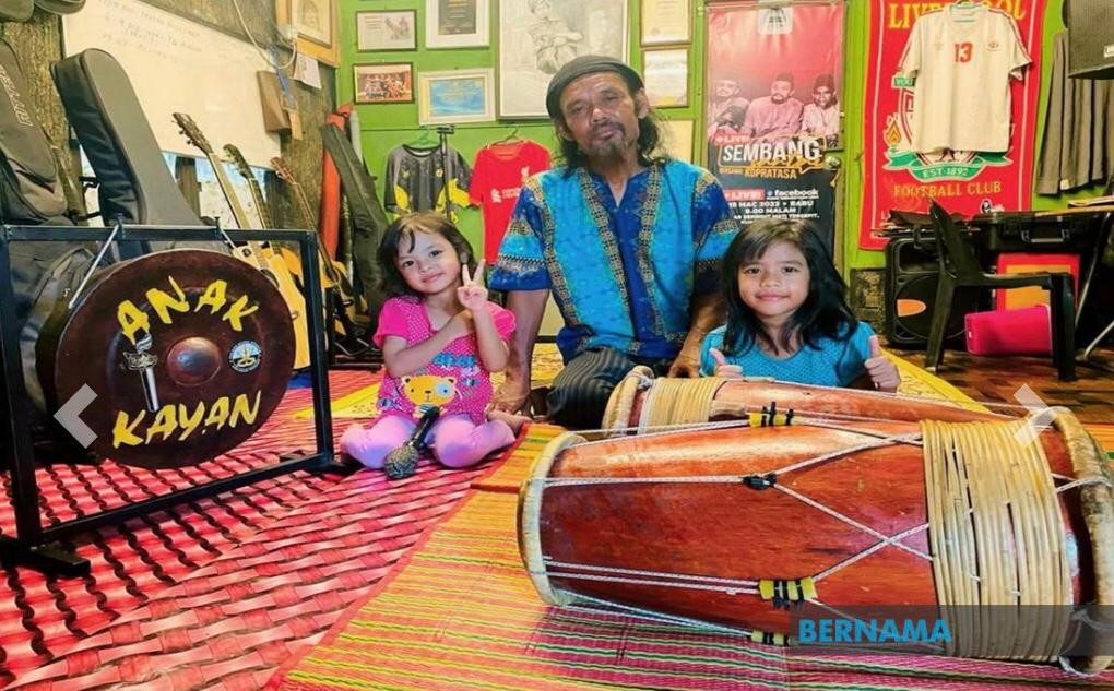 Noor Azman Norawi mendidik dua cucunya sebagai ahli baharu Anak Kayan untuk memastikan warisan negeri itu tidak dimamah zaman.