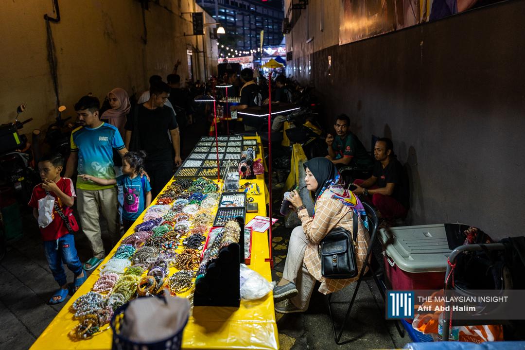 Peniaga menjual pelbagai perhiasan wanita.