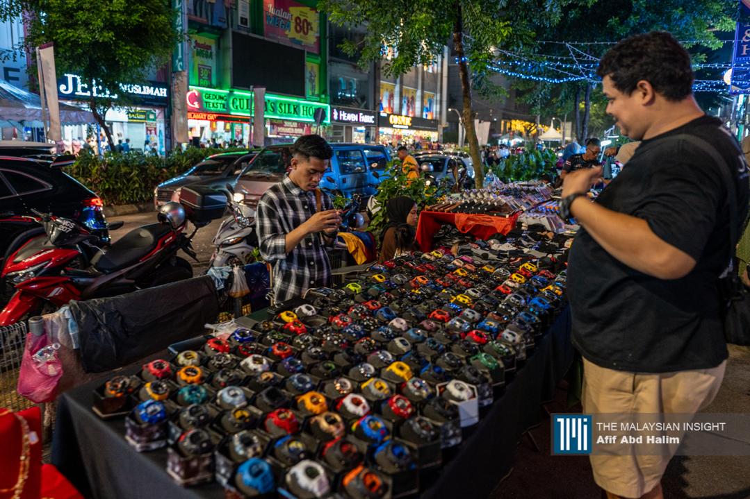 Gerai menjual jam turut menjadi tumpuan orang ramai.