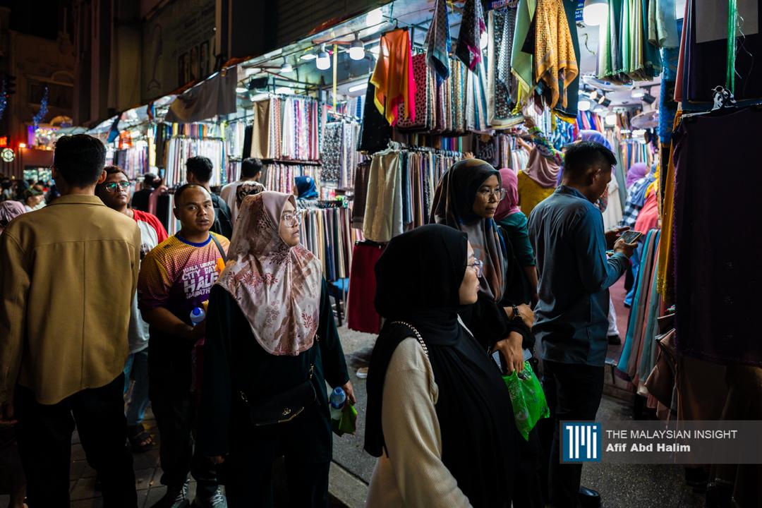 Golongan wanita antara paling sibuk membeli-belah menjelang sambutan Aidilfitri.