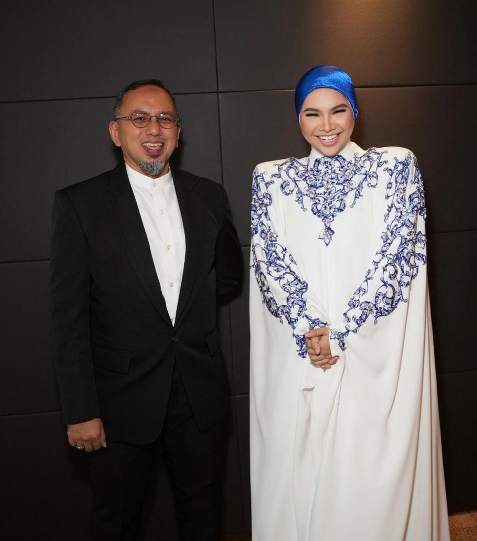 Ahmad Muriz Che Rose dan Aina Abdul.