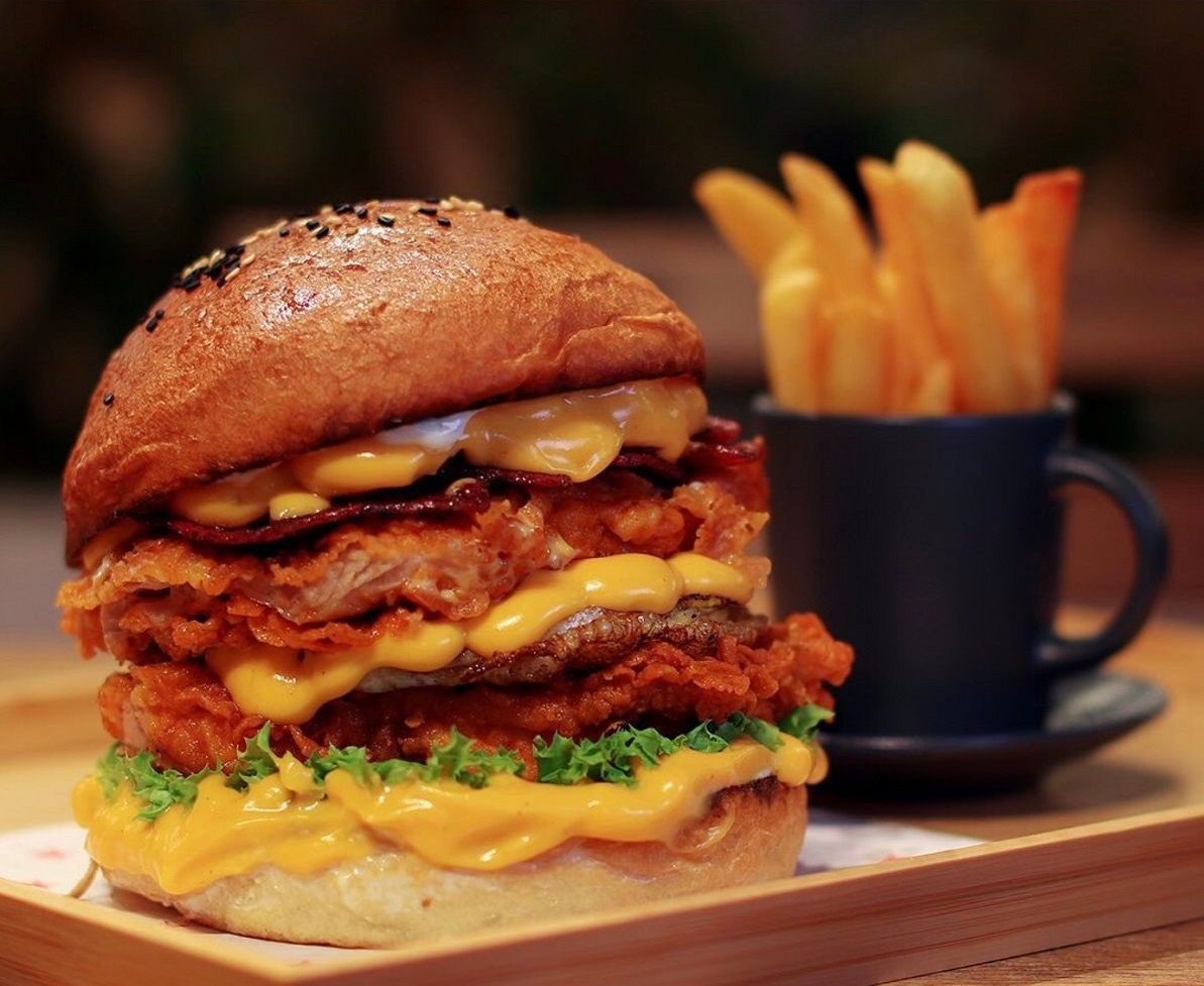 Kepingan daging burger segar dan sos penuh perisa ini perlu dicuba jika anda memilih untuk berkunjung ke Kuala Lumpur - gambar Maqan City