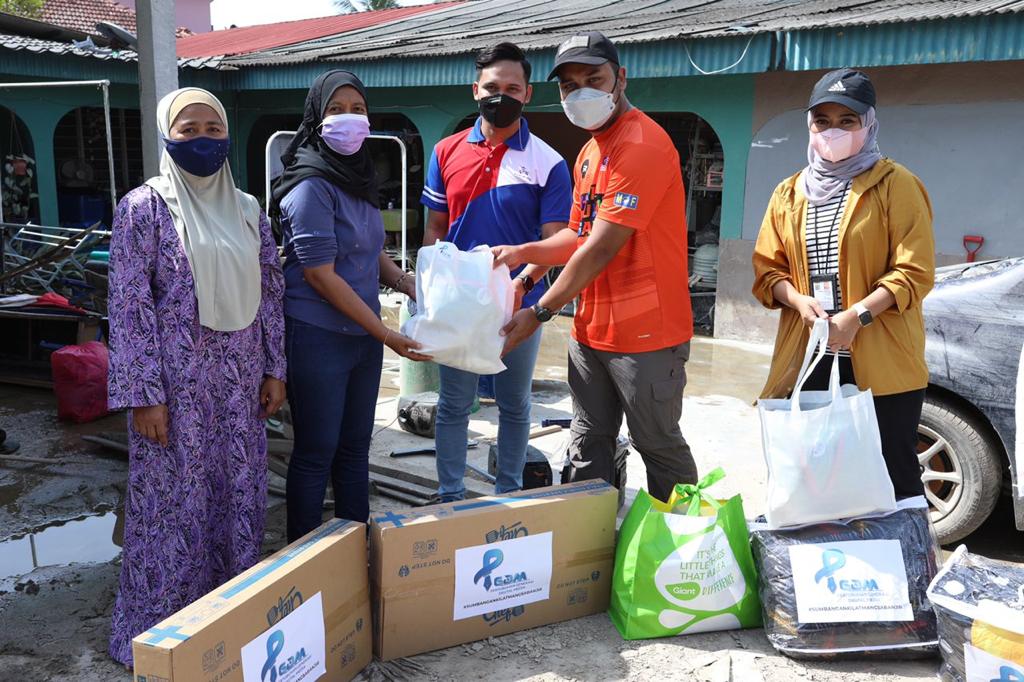 Presiden PGDM, Mohamad Azfar Afandi Zulkfley menyampaikan sumbangan berupa wang ringgit, keperluan asas seperti tilam, dapur gas, selimut serta makanan kering kepada mangsa banjir.