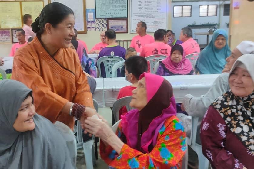 Yap Yoke Moey (dua dari kiri) bersama sebahagian penghuni Rumah Kebajikan Warga Emas Sang Riang, Bera.