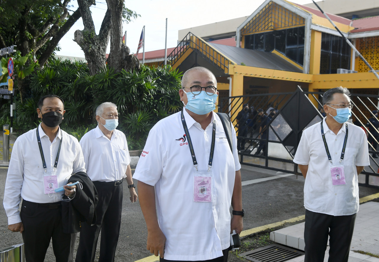 Calon GPS bagi DUN N74 Pujut Adam Yii Siew Sang (dua kanan) hadir di Pusat Penamaan Calon di Majlis Bandaraya Miri hari ini. - Gambar Bernama