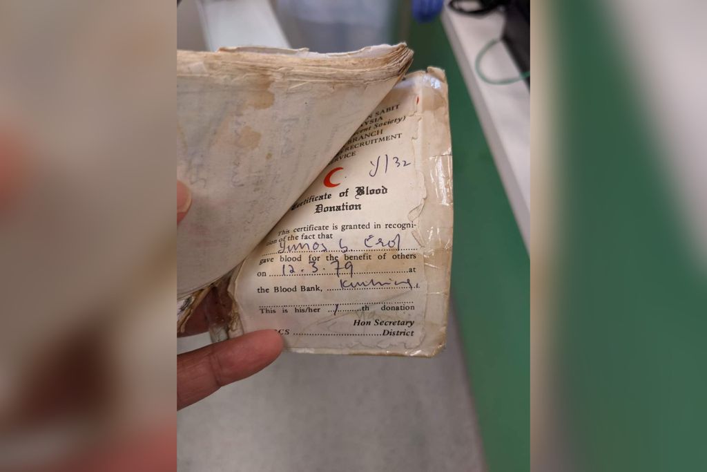Buku rekod derma darah Yunos yang menunjukkan tarik pertama beliau menderma darah.