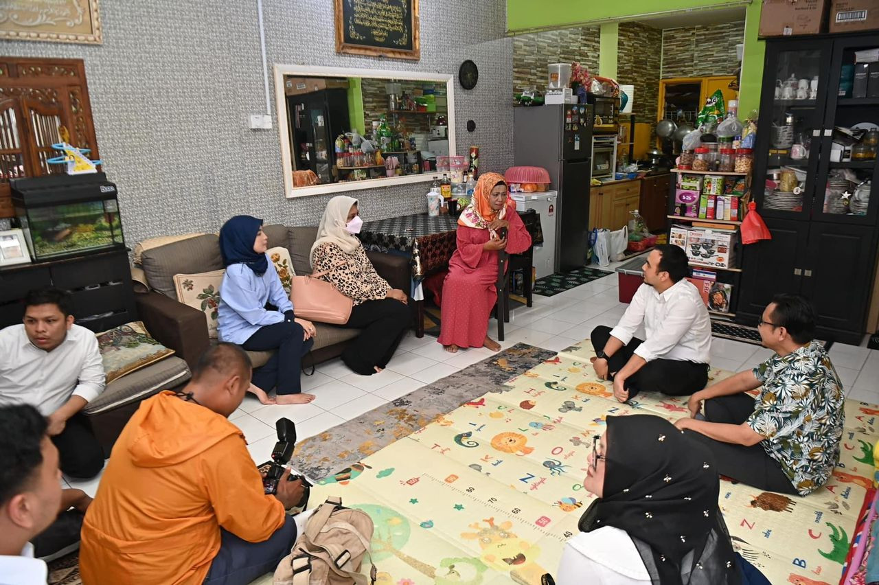Zaiton Sameon (tengah) berbual dengan rombongan wakil Perdana Menteri - gambar Facebook