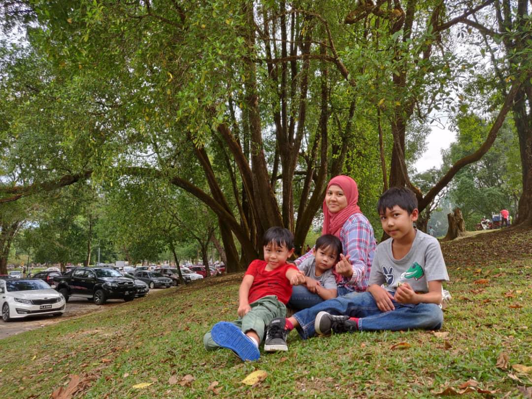 Zulaikha dalam keadaan dilema sama ada mahu tiga anaknya diberikan vaksin COVID-19 atau tidak.