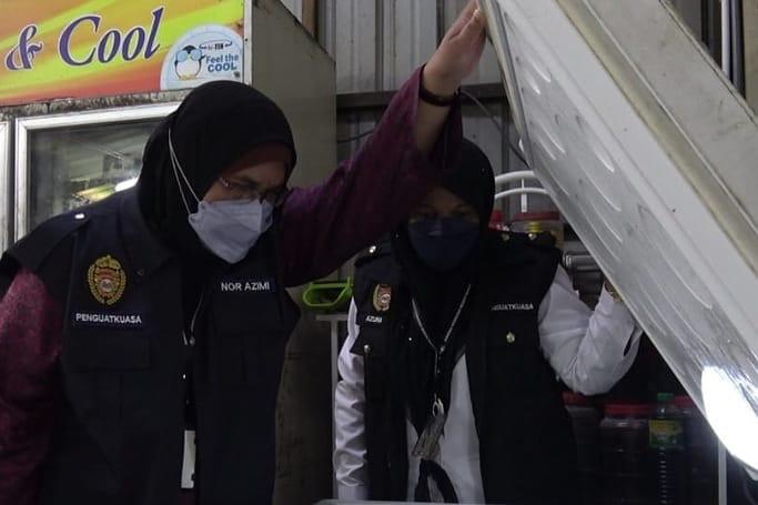 Dr Nor Azimi (kiri) memeriksa peti sejuk beku di sebuah restoran ketika operasi bersepadu mega JKN Pahang hari ini.