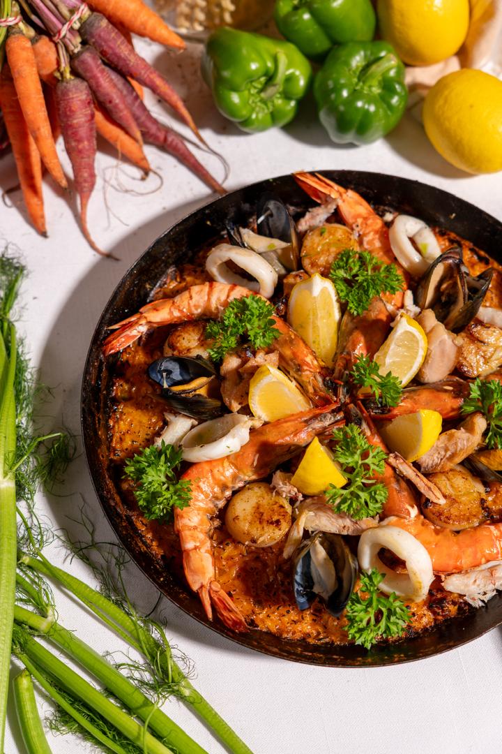 Poolhouse Signature Saffron Seafood & Chicken Paella oleh Cef Izmin