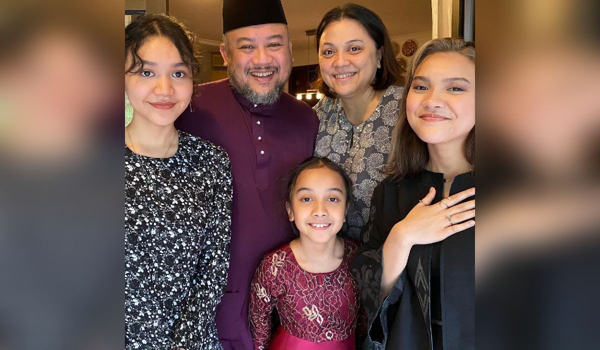 Afdlin Shauki bersama bekas isteri dan tiga cahaya mata mereka - gambar fail