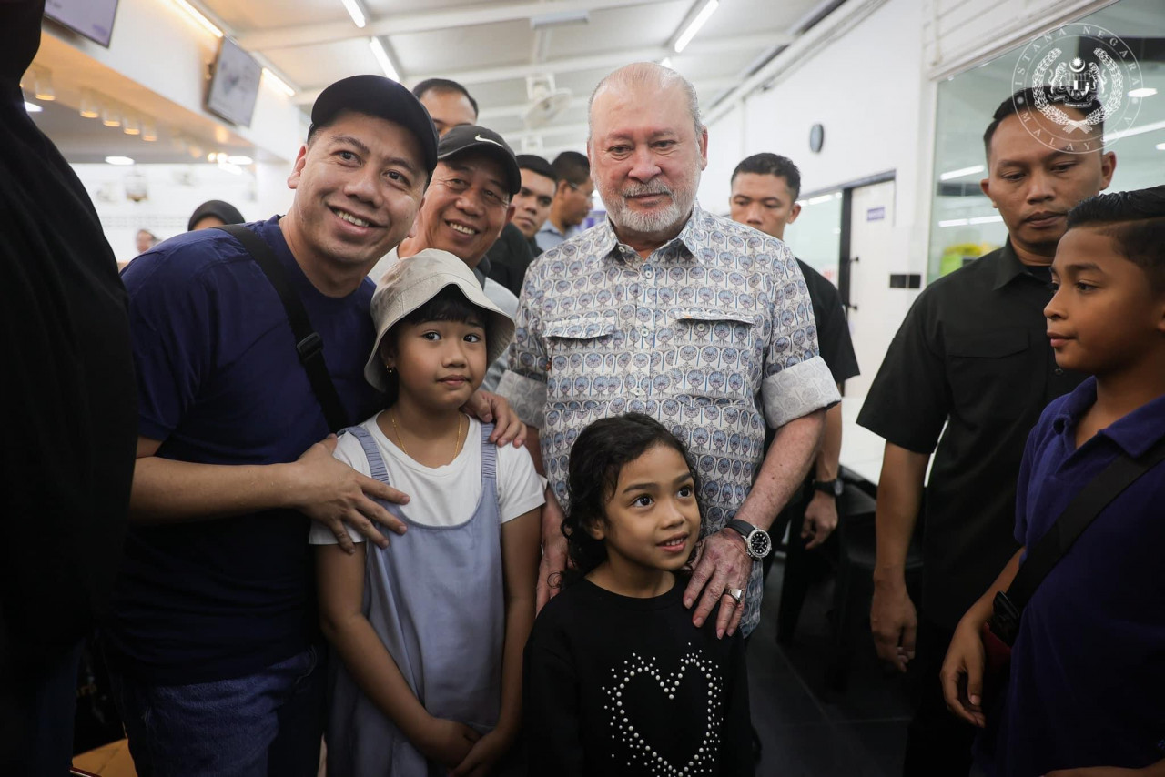 Sultan Ibrahim turut berkenan merakam gambar bersama rakyat jelata - Gambar Istana Negara