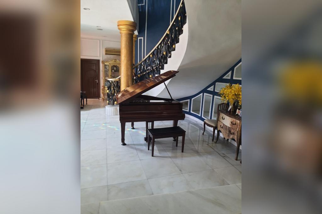 Sebuah piano antara aset yang dilelongkan. 