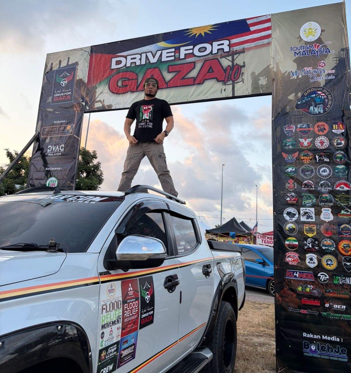 Ahyar Sofiyan ambil kesempatan merakam foto kenangan di pintu gerbang program ‘Drive For Gaza’ di Kuala Terengganu