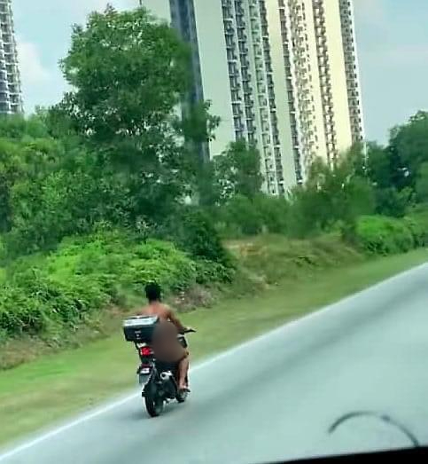 Suspek berusia 24 tahun itu ditahan ketika menunggang motosikal dalam keadaan bogel pada jam 2.45 petang tadi. - Gambar dari media sosial