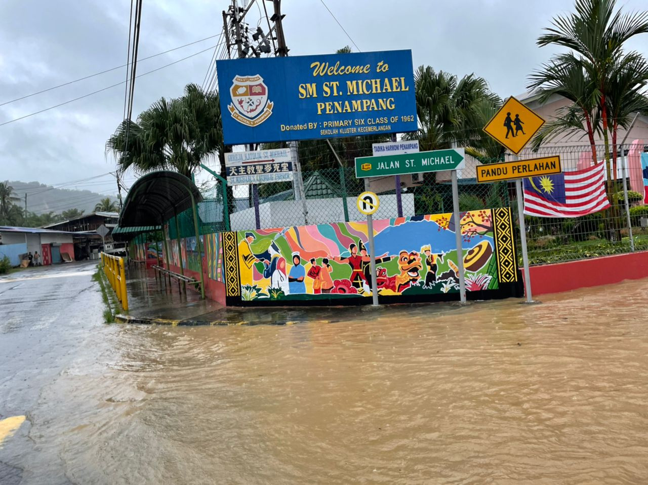 Antara kawasan yang dilanda banjir kilat ialah Kolombong, Luyang, Inanam serta beberapa kawasan kampung di Penampang.