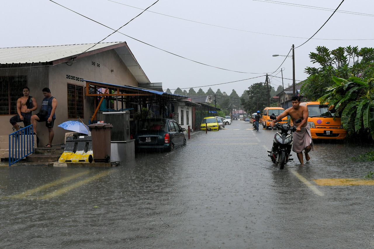 Al-Sultan Abdullah turut menzahirkan rasa gusar berhubung banjir kilat yang sering melanda Kuala Lumpur, Putrajaya serta Labuan dan menurut baginda ia harus ditangani segera. - Gambar fail